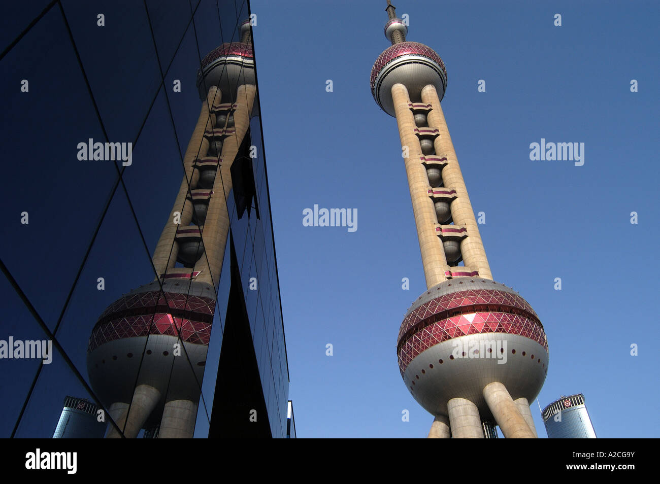 Shanghai oriental pearl tower needle hi-res stock photography and