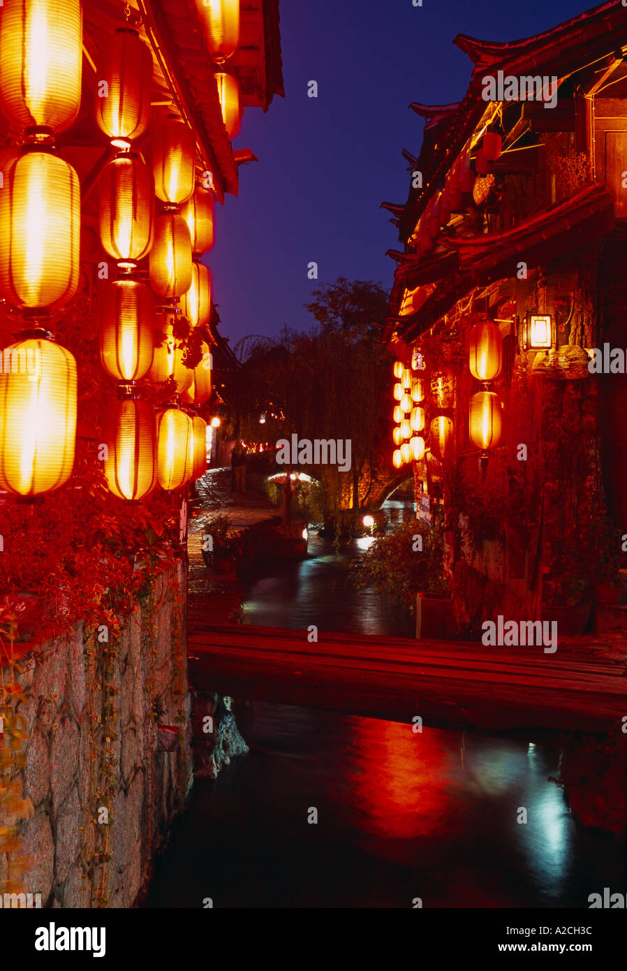 Red lanterns cobbled street hi-res stock photography and images - Alamy
