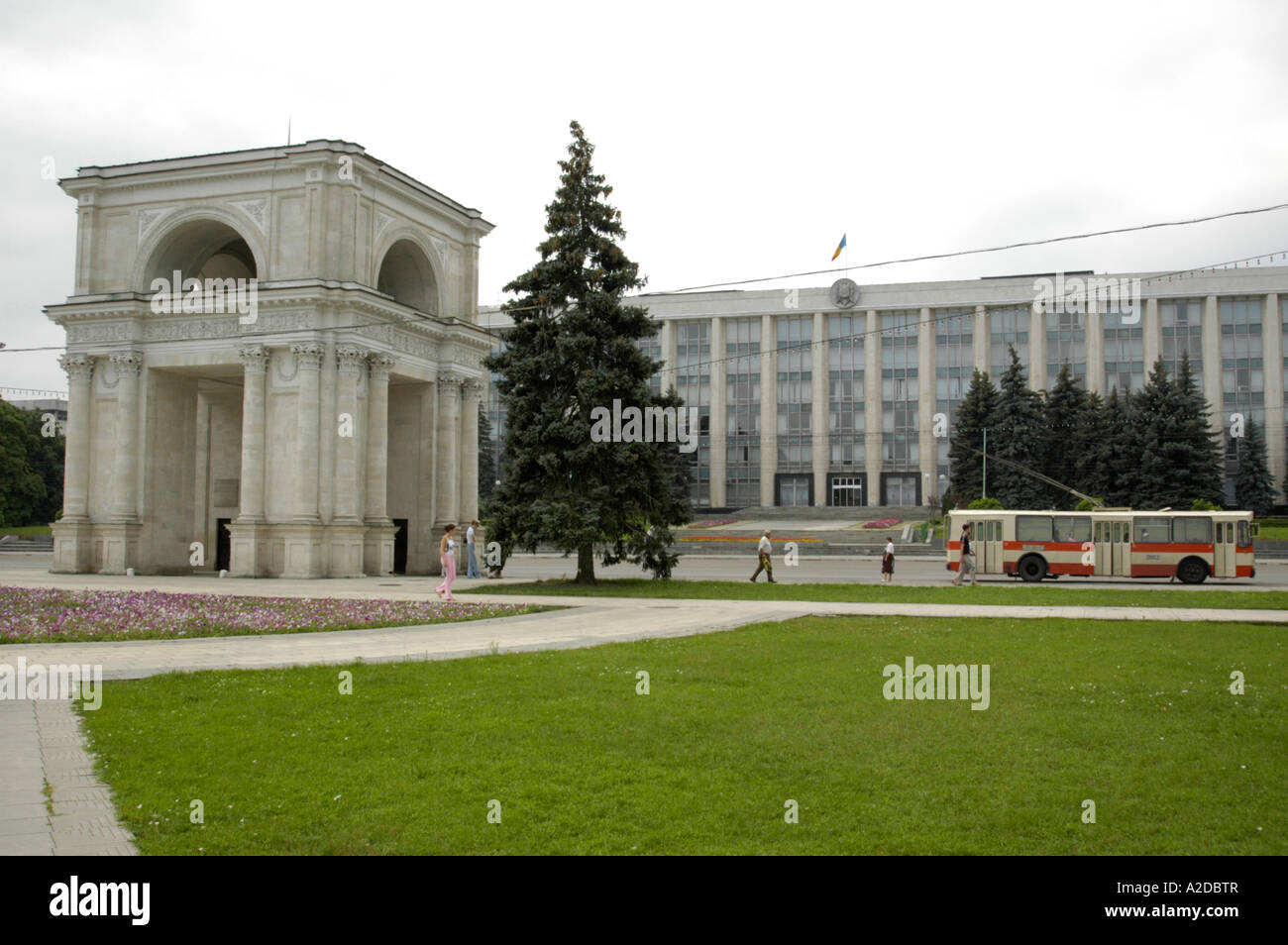 Chisinau, Piata Marii Adunari Nationale, triumph arch Stock Photo Alamy