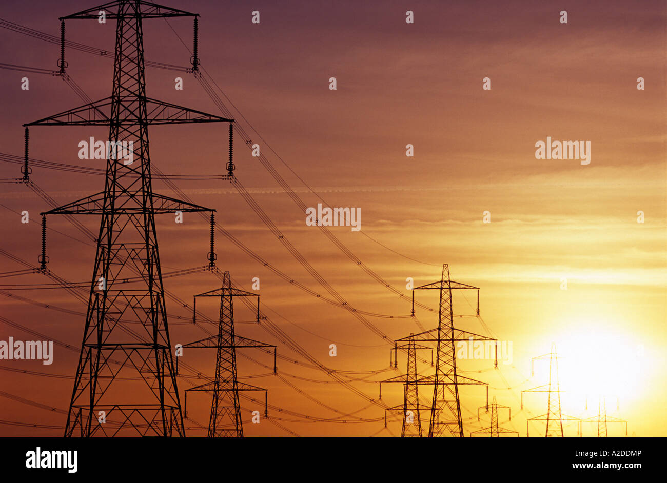 Overground electricity lines hires stock photography and images Alamy