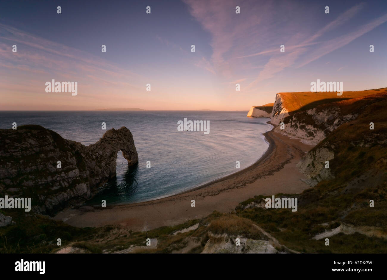 durdle-door-sunrise-at-dawn-stock-photo-alamy