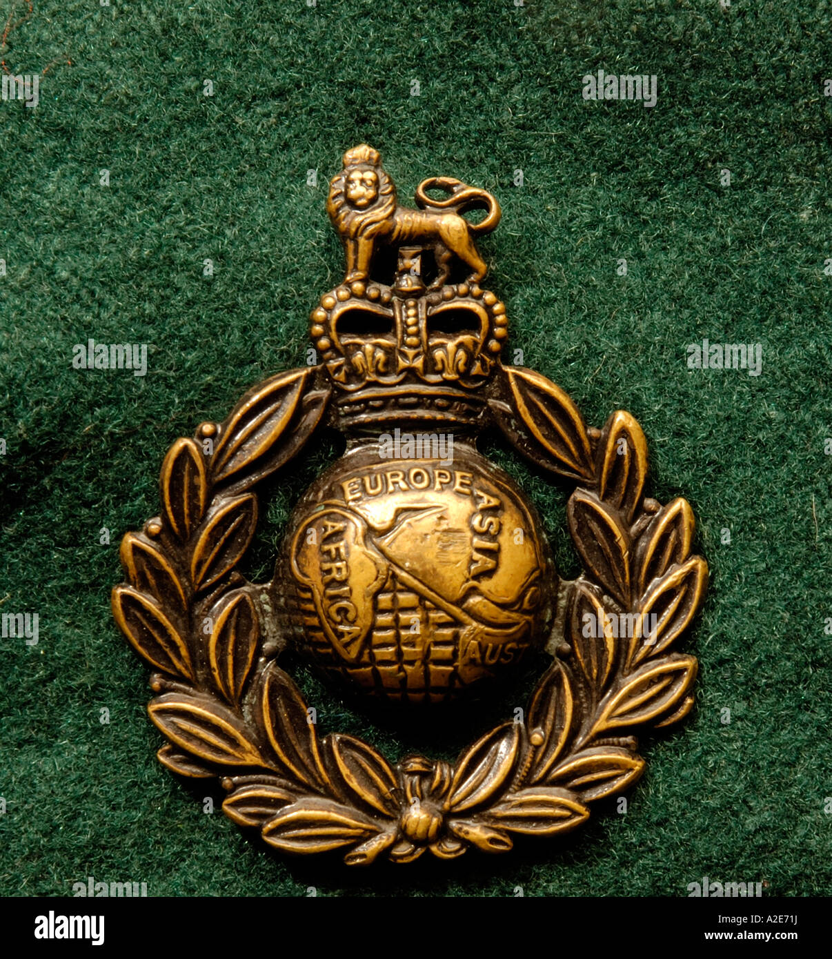Royal Marines Commando Globe and Laurel cap badge on a green beret Stock Photo
