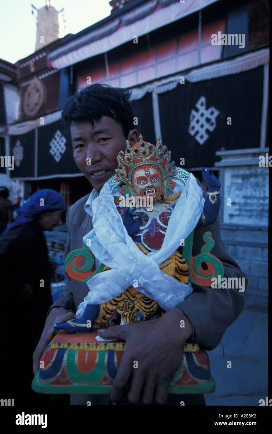 Tibet - Lhasa - Jokhang.  Pilgrim with statue offering for the monastery. Stock Photo