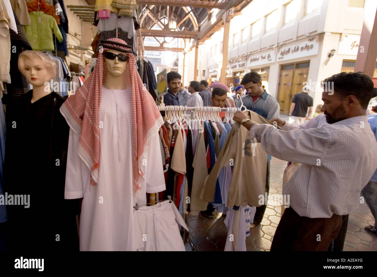 Dubaie Bur Dubai Corvered Souq indian men shopping textils Stock Photo