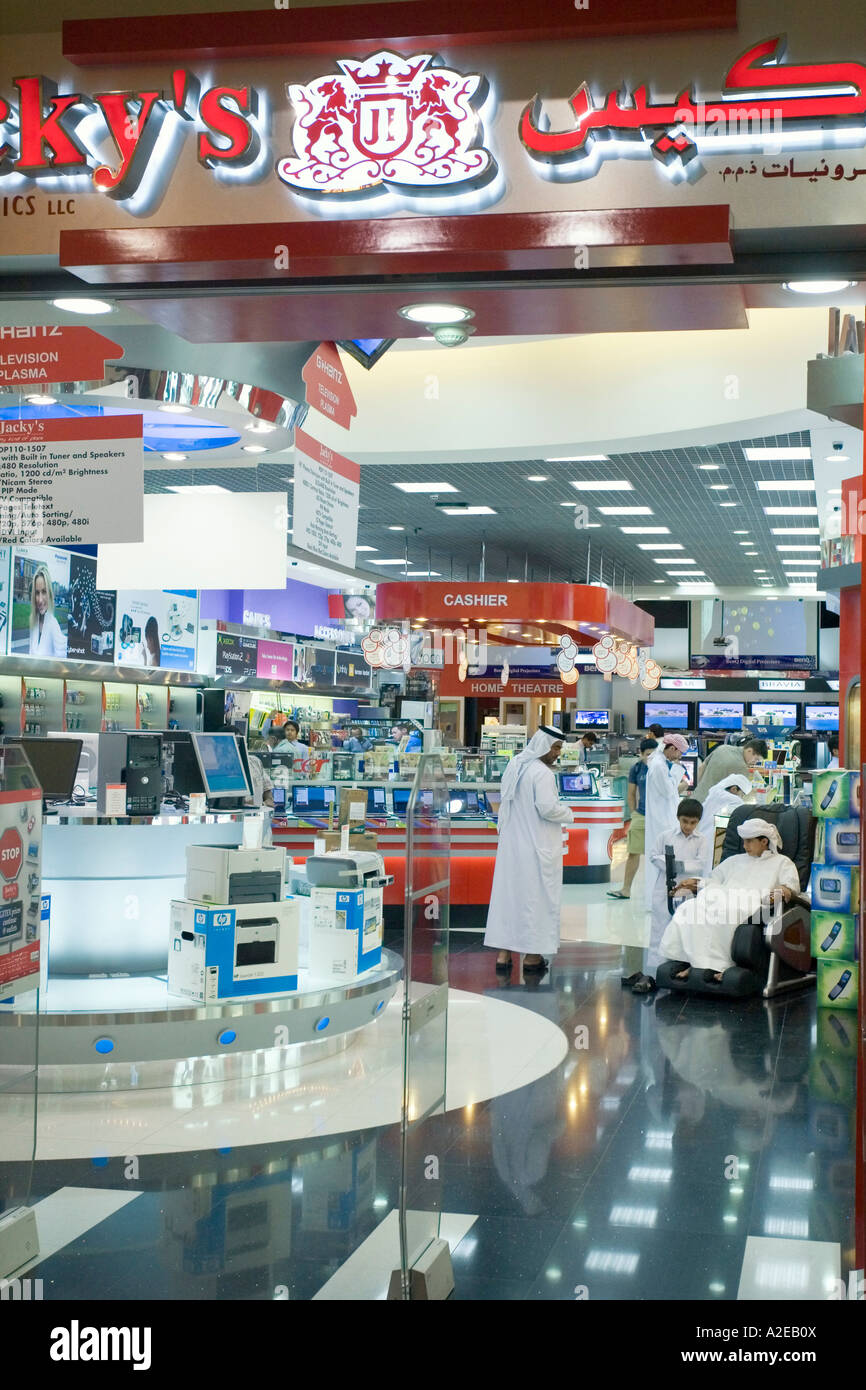Dubai Ibn Battuta Mall sheikh family in electronic shop Stock Photo