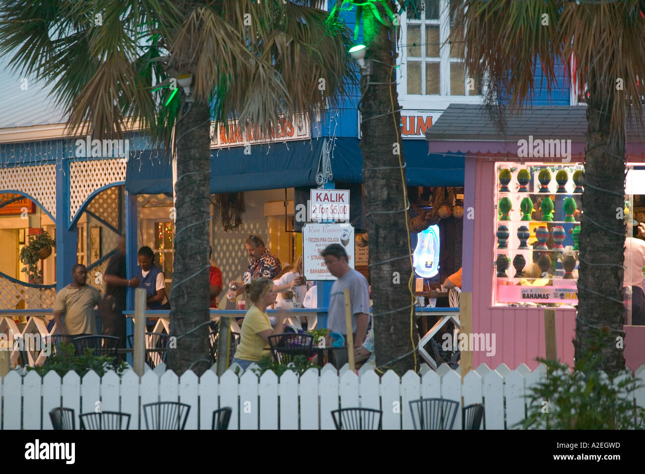 BAHAMAS, Grand Bahama Island, Lucaya: Port Lucaya Marketplace: Evening Crowd at Rum Runners Bar Stock Photo