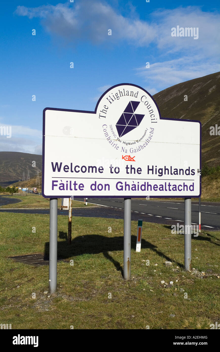 dh Welcome to the Highlands sign PASS OF DRUMOCHTER INVERNESSSHIRE A9 Signpost in English and Gaelic scotland road signs language Stock Photo