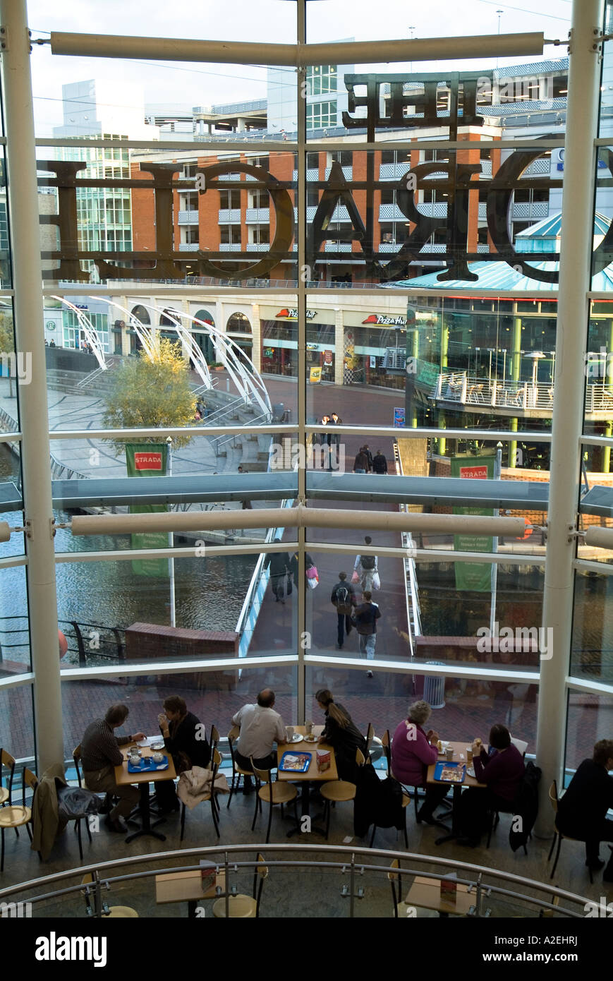 dh The Oracle READING BERKSHIRE Bistro cafe people overlooking leisure mall Kennet Riverside shopping centre Stock Photo