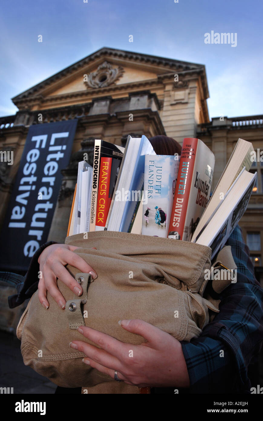 A WOMEN CARRYING A SATCHEL FULL OF BOOKS AT THE CHELTENHAM LITERATURE FESTIVAL UK OCT 2006 Stock Photo