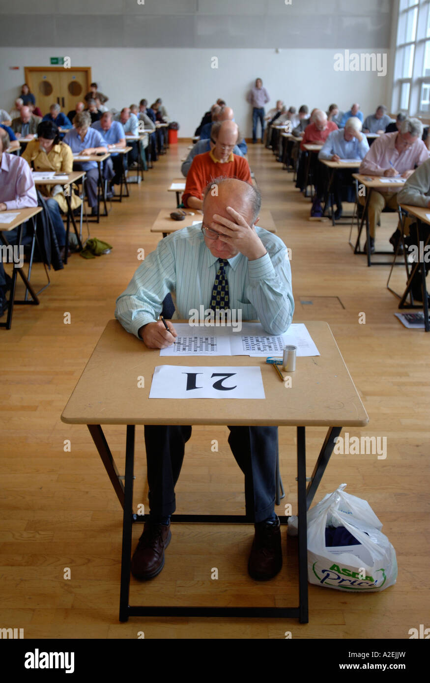 CONTESTANTS AT THE TIMES NATIONAL CROSSWORD COMPETITION CUP DURING THE CHAMPIONSHIPS IN CHELTENHAM UK 2006 Stock Photo