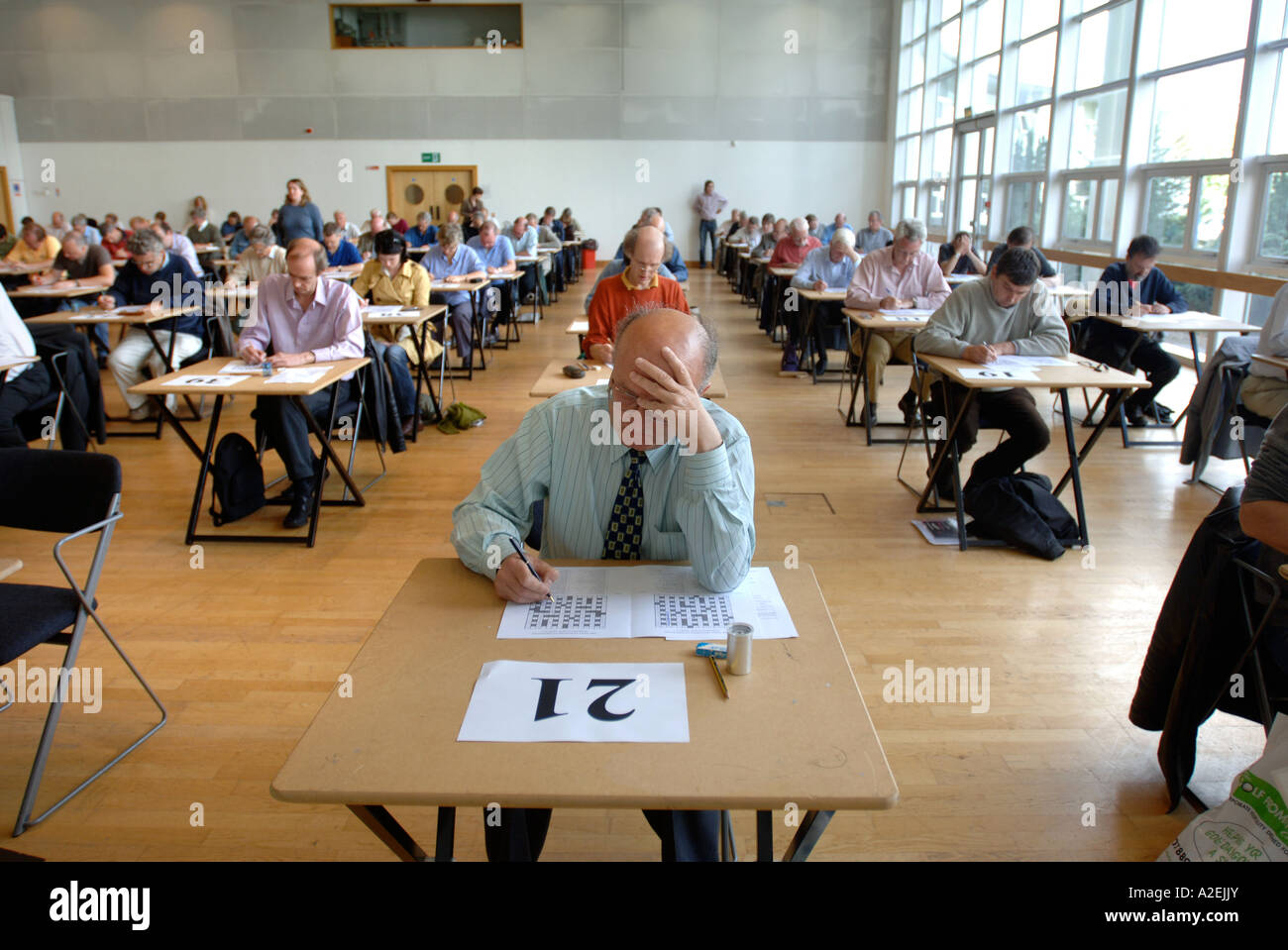 CONTESTANTS AT THE TIMES NATIONAL CROSSWORD COMPETITION CUP DURING THE CHAMPIONSHIPS IN CHELTENHAM UK 2006 Stock Photo