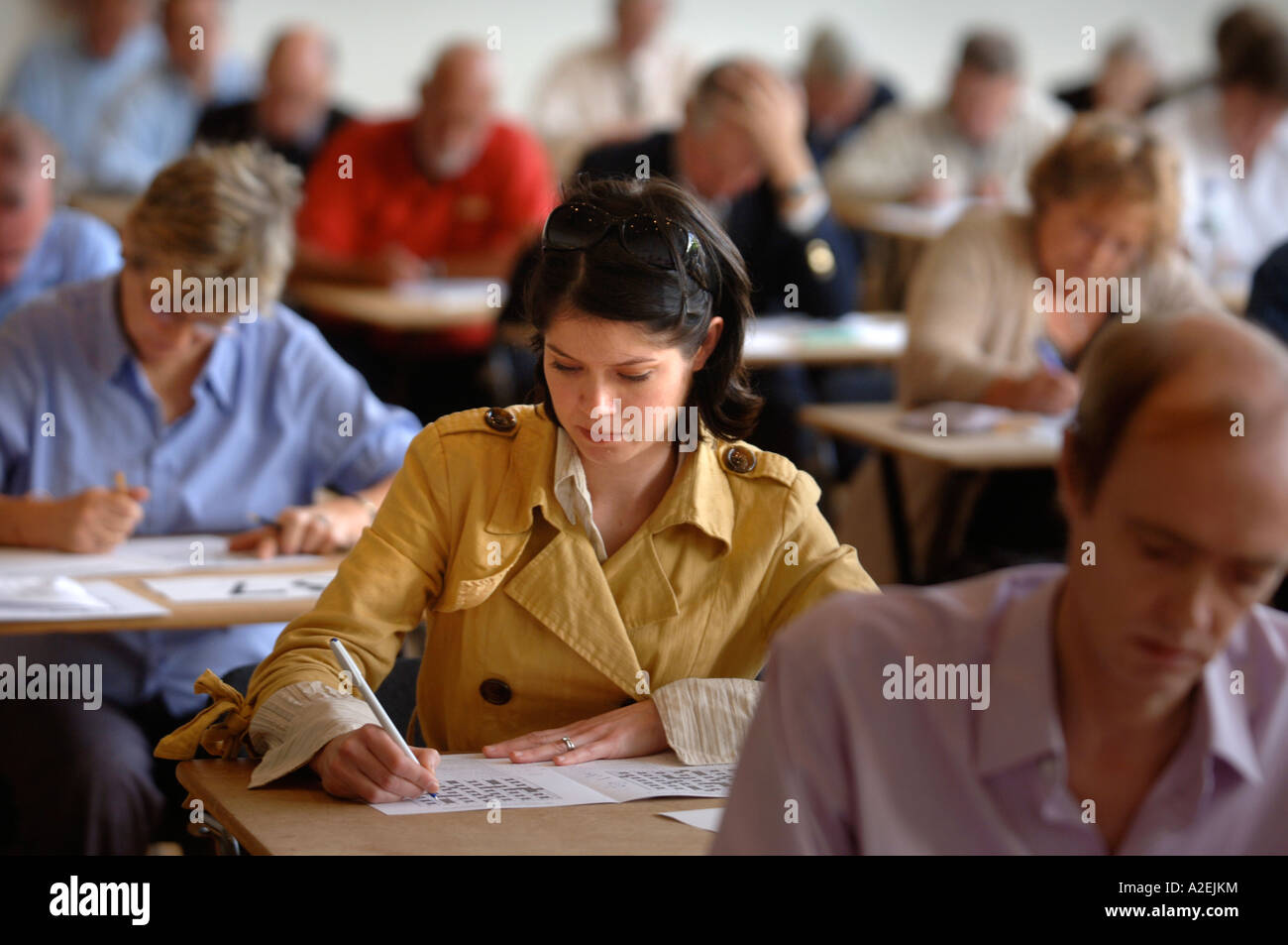 A YOUNG FEMALE CONTESTANT AT THE TIMES NATIONAL CROSSWORD COMPETITION CUP DURING THE CHAMPIONSHIPS IN CHELTENHAM UK 2006 Stock Photo