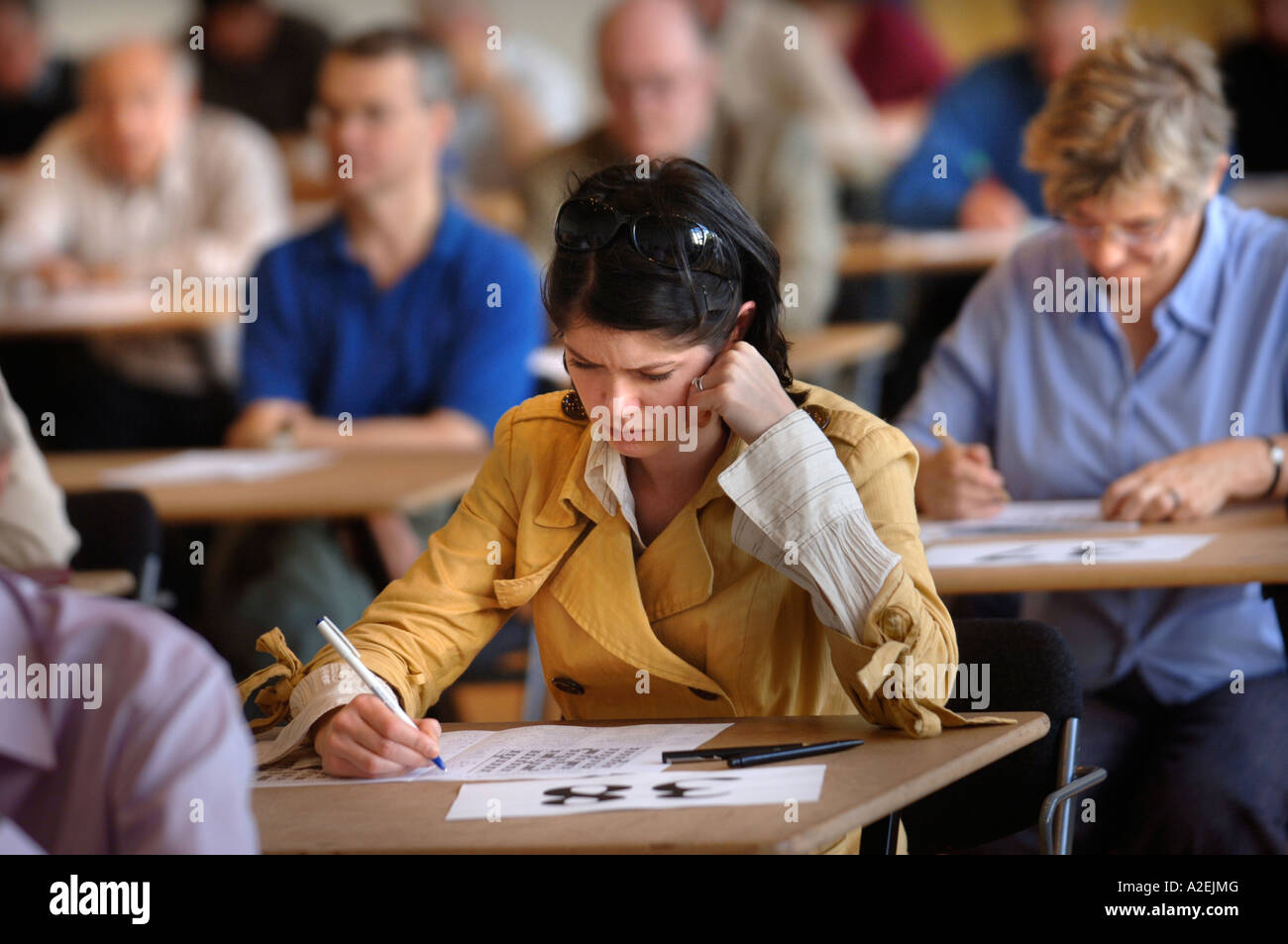 A YOUNG FEMALE CONTESTANT AT THE TIMES NATIONAL CROSSWORD COMPETITION CUP DURING THE CHAMPIONSHIPS IN CHELTENHAM UK 2006 Stock Photo