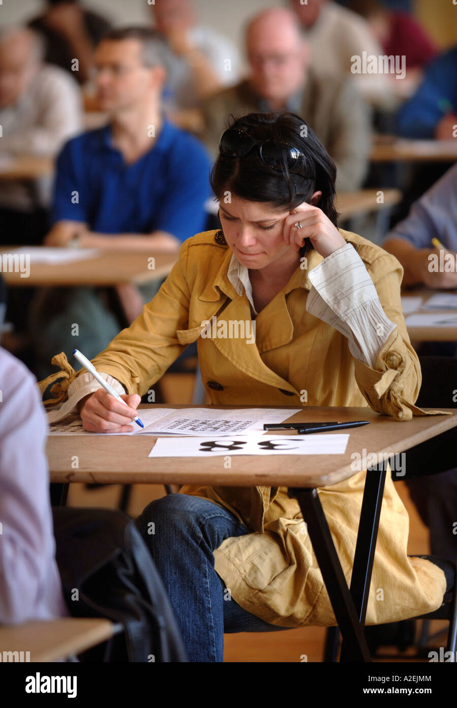 A YOUNG FEMALE CONTESTANT AT THE TIMES NATIONAL CROSSWORD COMPETITION CUP DURING THE CHAMPIONSHIPS IN CHELTENHAM UK 2006 Stock Photo