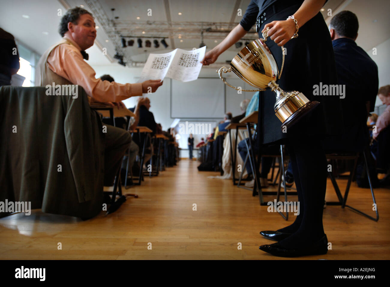 A CONTESTANT HANDS IN HIS FINISHED ENTRY AT THE TIMES NATIONAL CROSSWORD COMPETITION CUP Stock Photo