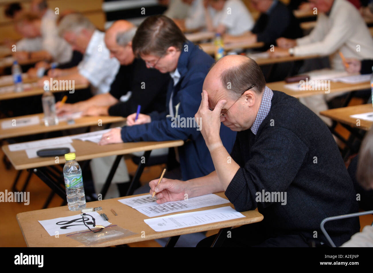 CONTESTANTS AT THE TIMES NATIONAL CROSSWORD COMPETITION CUP DURING THE CHAMPIONSHIPS IN CHELTENHAM UK 2006 Stock Photo