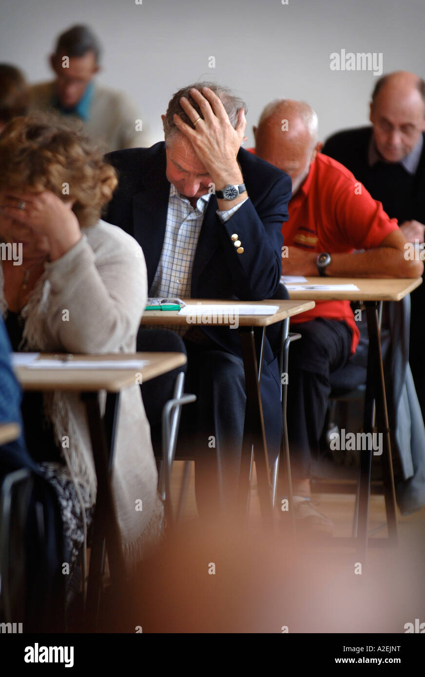 CONTESTANTS AT THE TIMES NATIONAL CROSSWORD COMPETITION CUP DURING THE CHAMPIONSHIPS IN CHELTENHAM UK 2006 Stock Photo