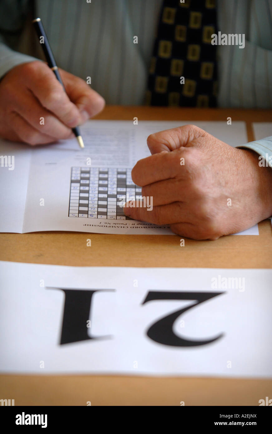 A CONTESTANT AT THE TIMES NATIONAL CROSSWORD COMPETITION CUP DURING THE CHAMPIONSHIPS IN CHELTENHAM UK 2006 Stock Photo