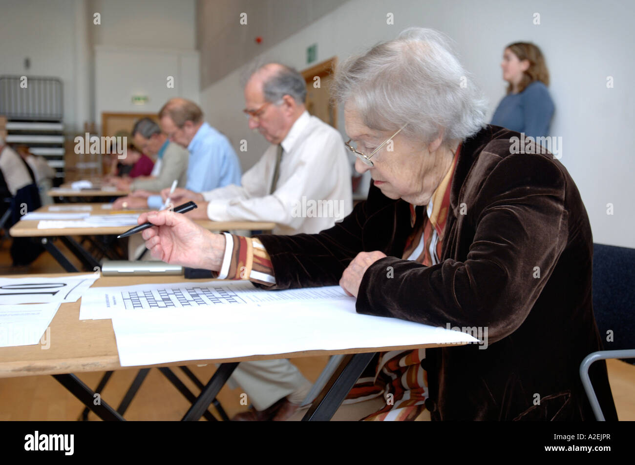 A RETIRED CONTESTANT HANDS AT THE TIMES NATIONAL CROSSWORD COMPETITION CUP DURING THE CHAMPIONSHIPS IN CHELTENHAM UK 2006 Stock Photo