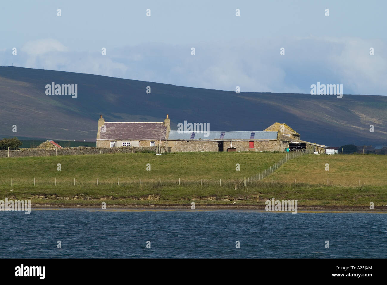 dh Holm of Grimbister FIRTH ORKNEY Farm cottage croft house on small island shore of Firth Bay Stock Photo