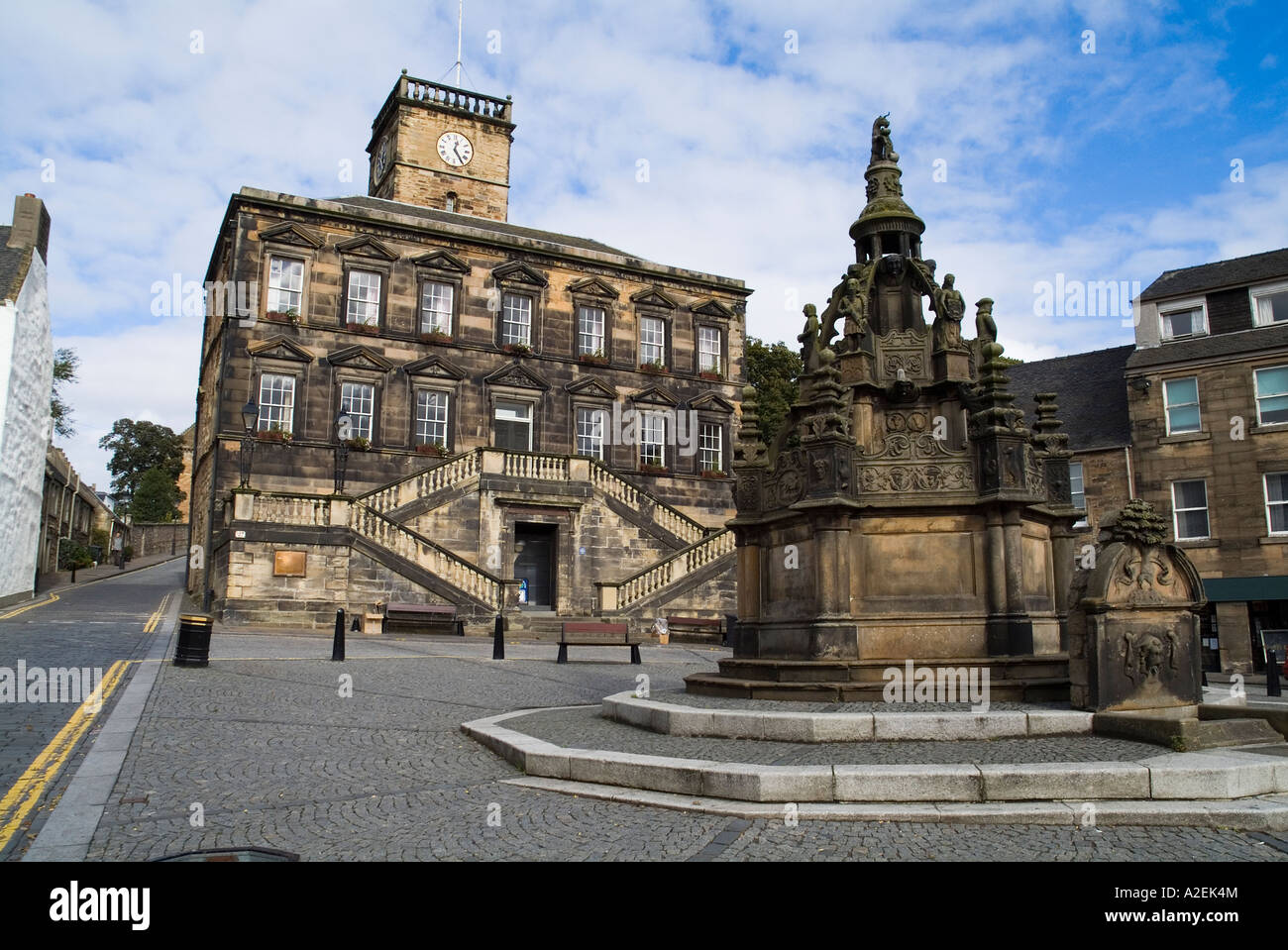 dh Town House LINLITHGOW WEST LOTHIAN Linlithgow cross town well water feature fountain High street square centre uk scotland Stock Photo