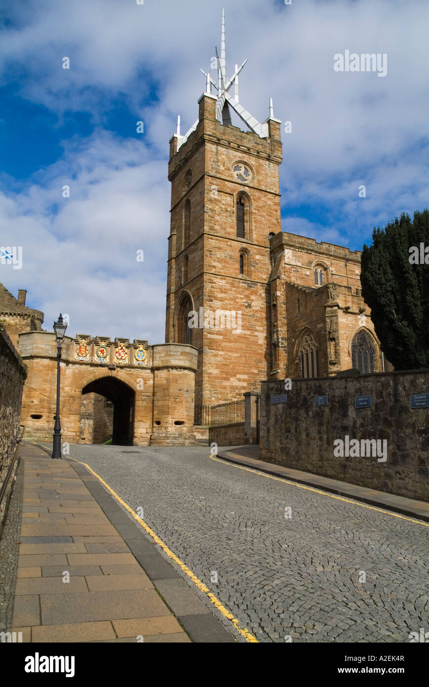 dh Outer gate LINLITHGOW PALACE WEST LOTHIAN Entrance St Michaels Parish Church and cobbled street heritage building scotland Stock Photo