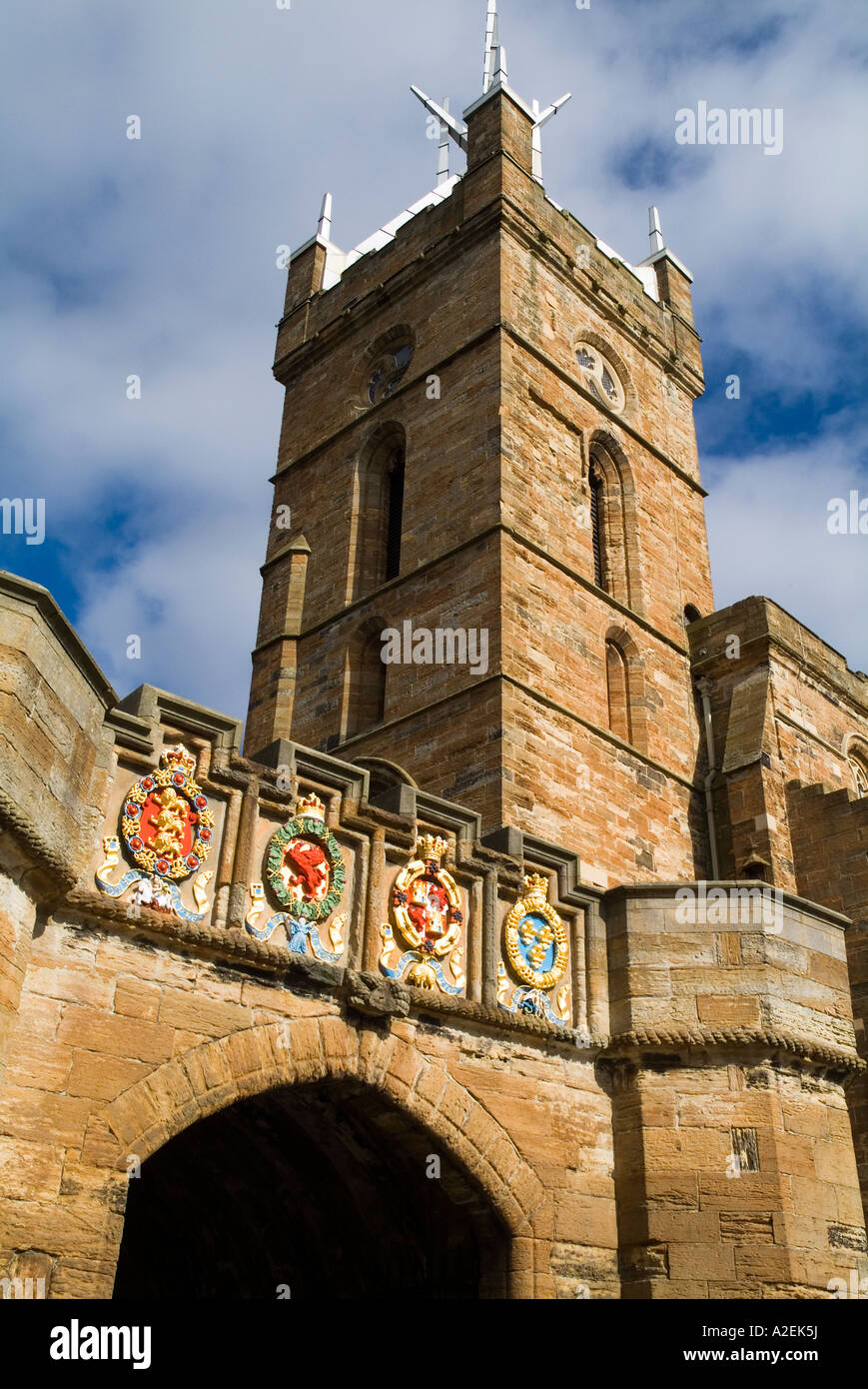 dh Palace outer gate LINLITHGOW WEST LOTHIAN Stone carved painted heraldry coat of arms entrance St Michaels historic church scotland uk medieval Stock Photo