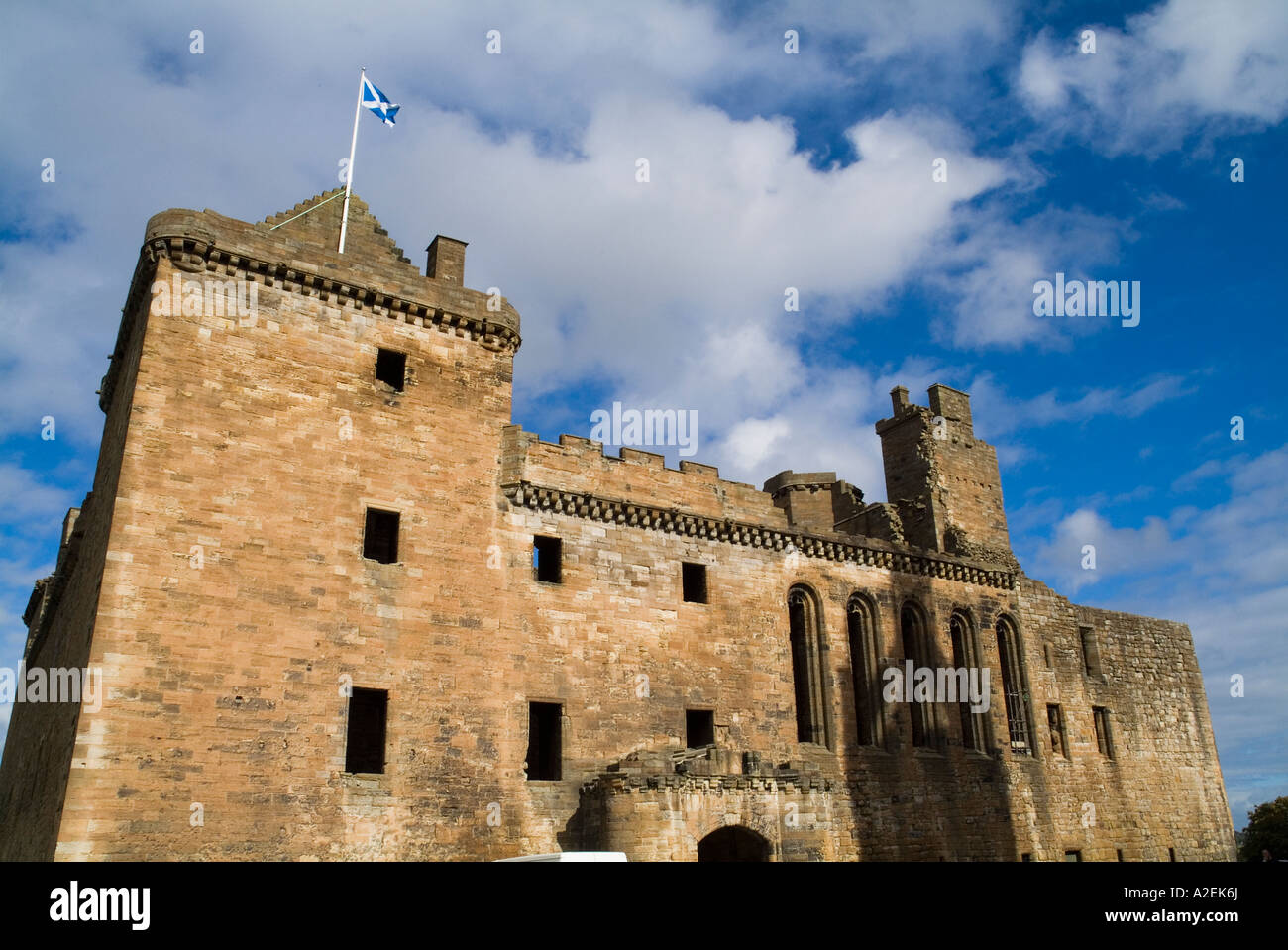 dh LINLITHGOW PALACE WEST LOTHIAN Scottish saltire flag flying on battlements of palace castle scotland Stock Photo