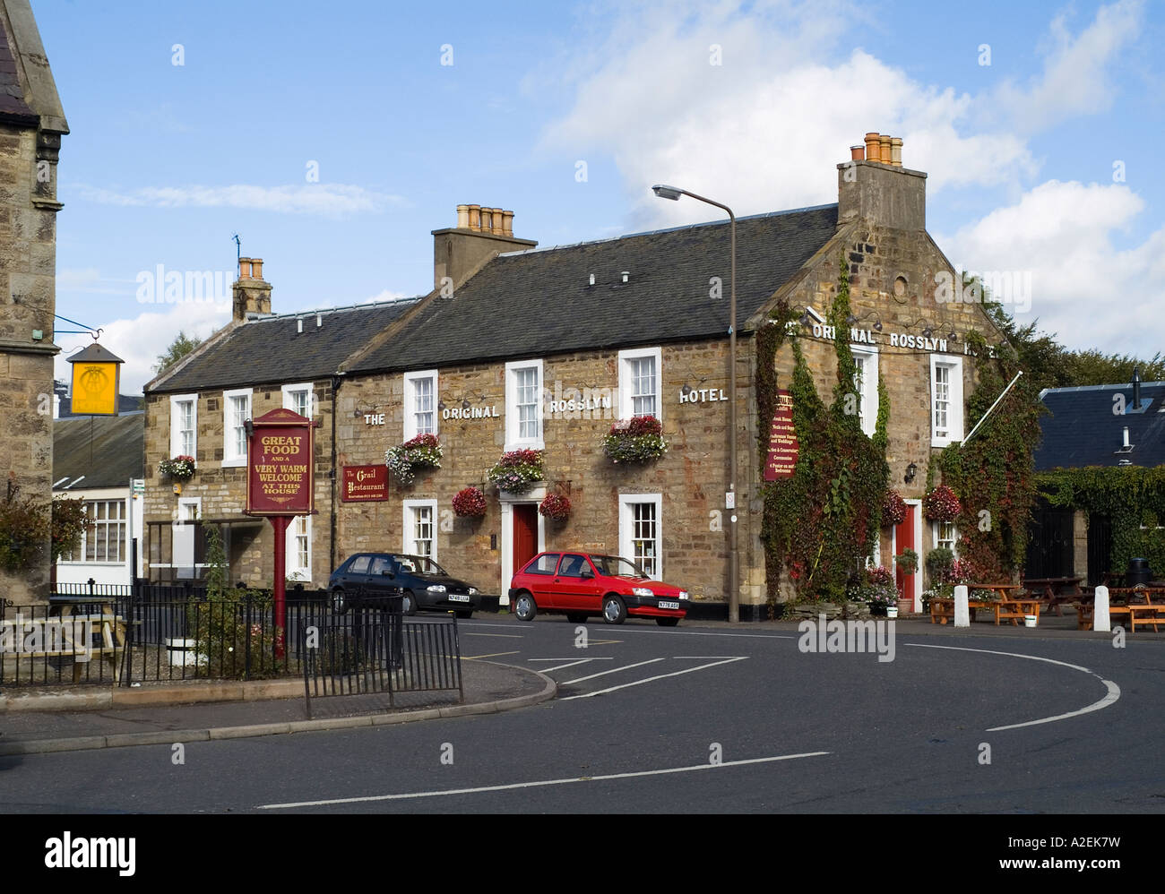 dh  ROSLIN LOTHIAN The Original Rosslyn Hotel and village road Stock Photo