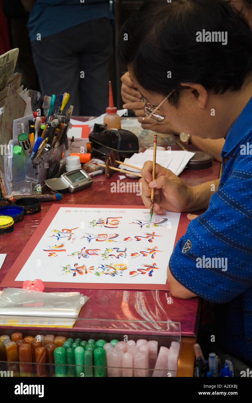 dh Calligraphy art writing STANLEY MARKET HONG KONG ASIA Chinese Man painting letters language person pen china letter closeup ancient characters Stock Photo