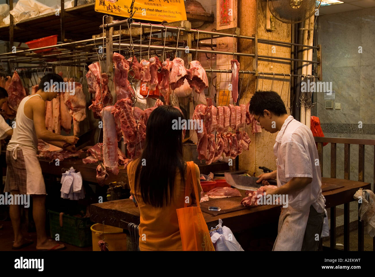 dh Chun Yeung Street Market NORTH POINT MARKETS HONG KONG CHINA Butcher chopping meat for customer shop chinese wet food shop asia Stock Photo