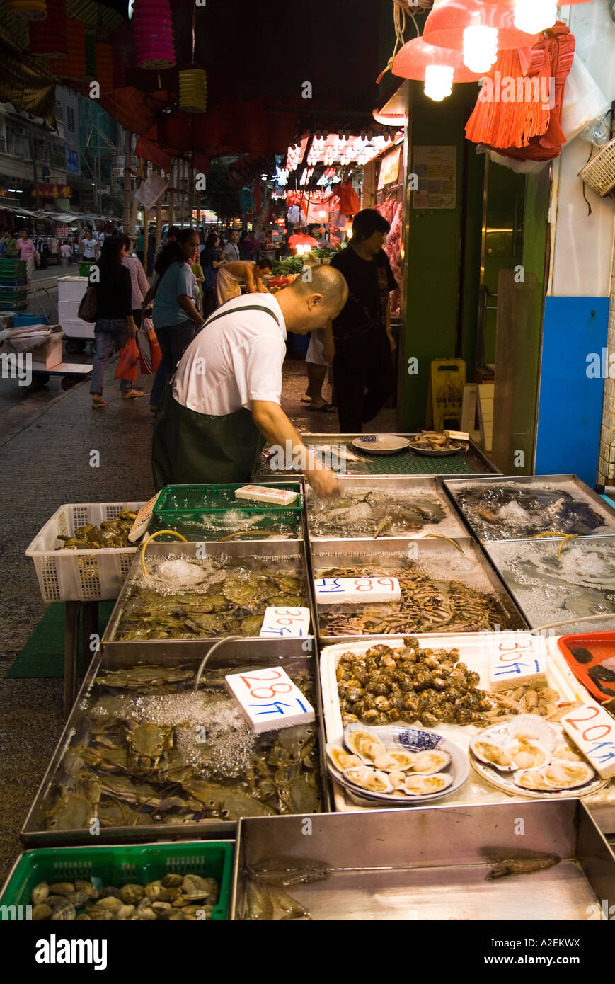 dh Chun Yeung Street Market NORTH POINT HONG KONG Fishmonger look after his tanks of fresh shellfish food asian wet fish stall markets china Stock Photo
