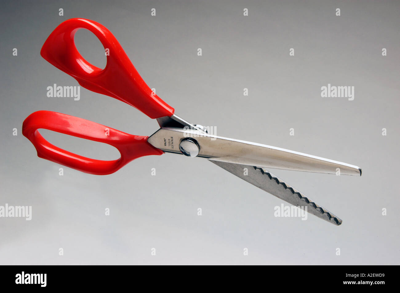 https://c8.alamy.com/comp/A2EWD9/pinking-scissors-A2EWD9.jpg