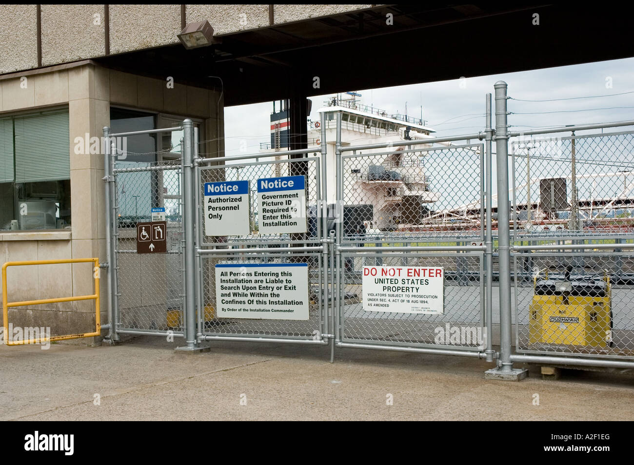 P32 145 Soo Locks - Extra Post-9-11 Homeland Security Measures - Michigan - Upper Penninsula Stock Photo