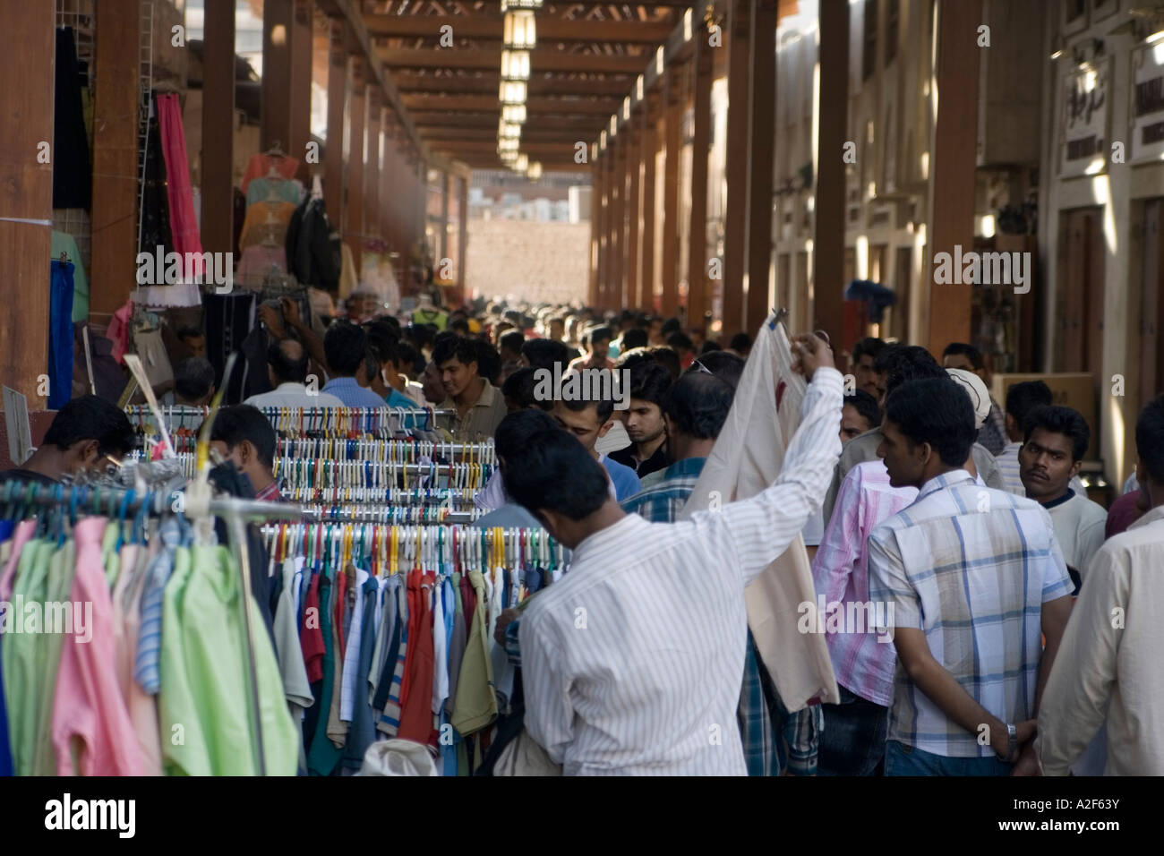 Dubaie Bur Dubai Corvered Souq indian men shopping textils Stock Photo