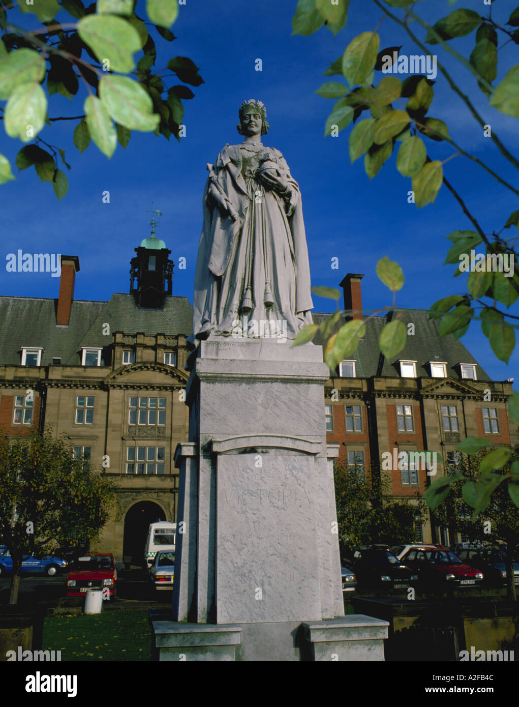 Statue of Queen Victoria (by Frampton) and Royal Victoria Infirmary, Newcastle upon Tyne, Tyne and Wear, England, UK. Stock Photo