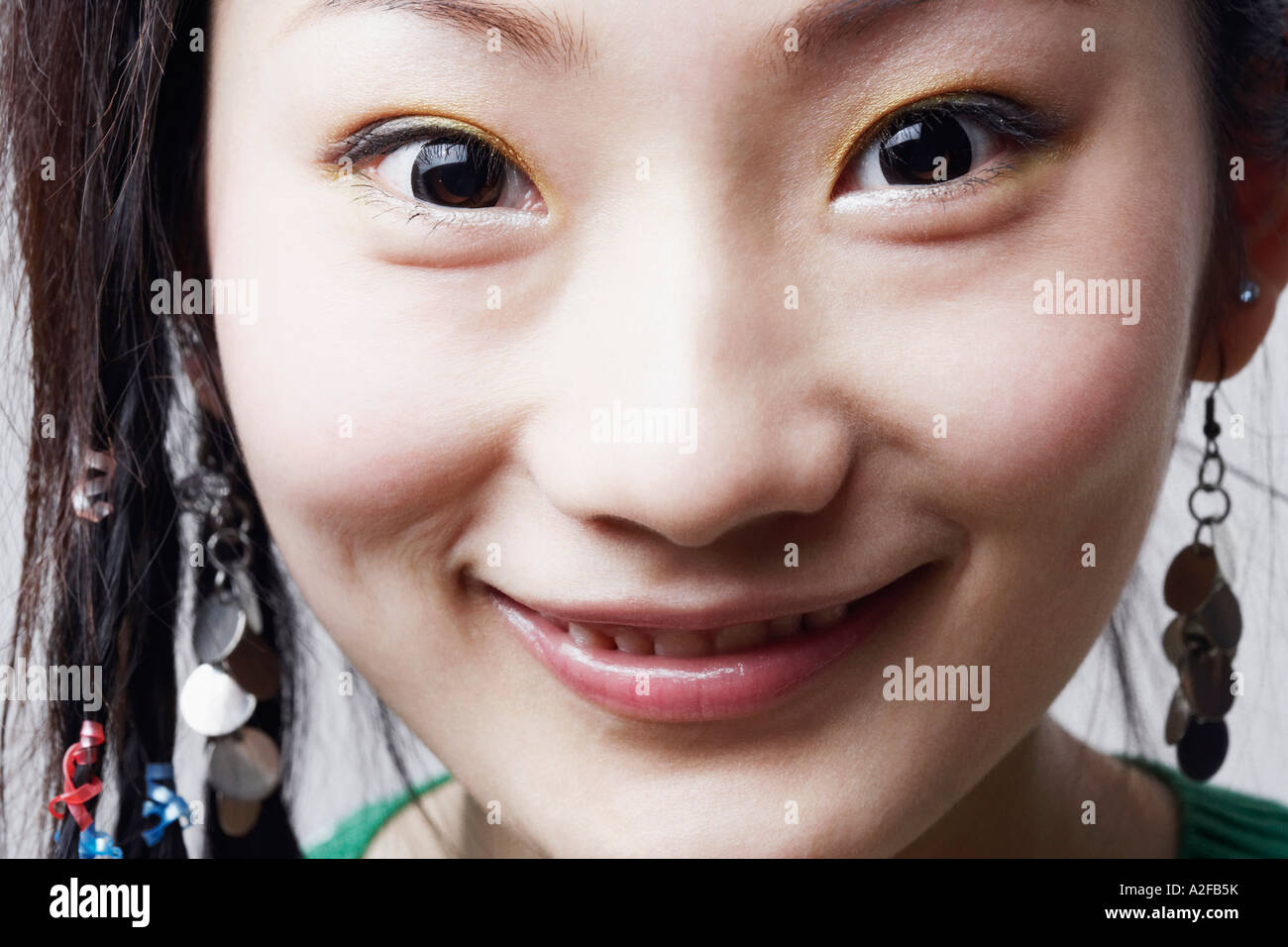 Portrait of a young woman smiling Stock Photo - Alamy