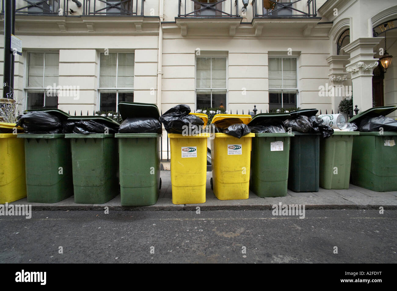 rubbish litter bin waste smelly smell bad overloaded packaging