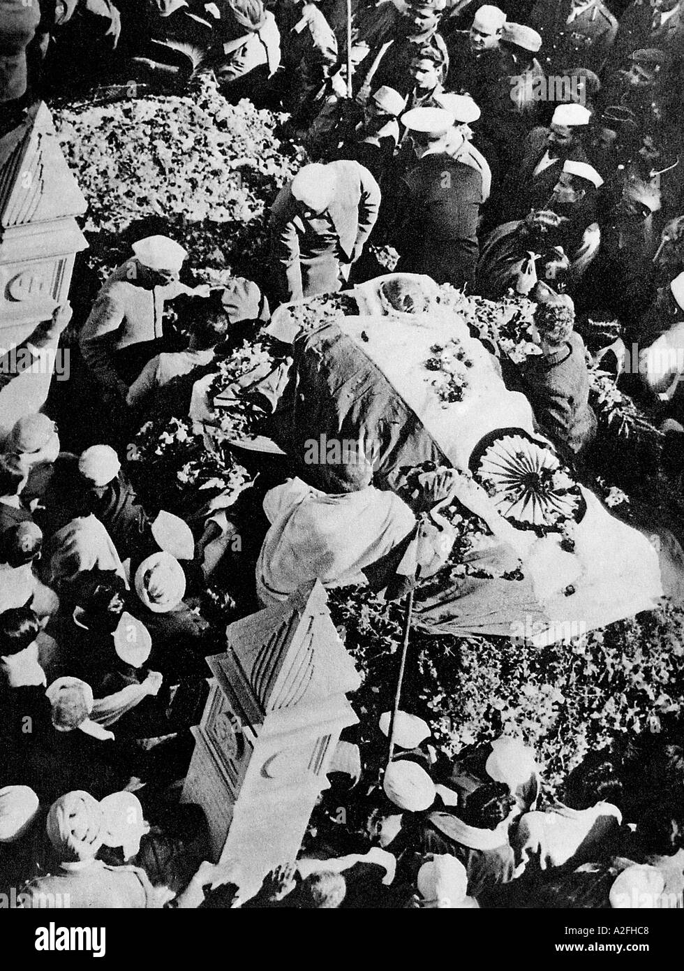Jawaharlal Nehru next to Mahatma Gandhi dead body wrapped in Indian Flag, funeral procession, Delhi, India, 1948, old vintage 1900s picture Stock Photo