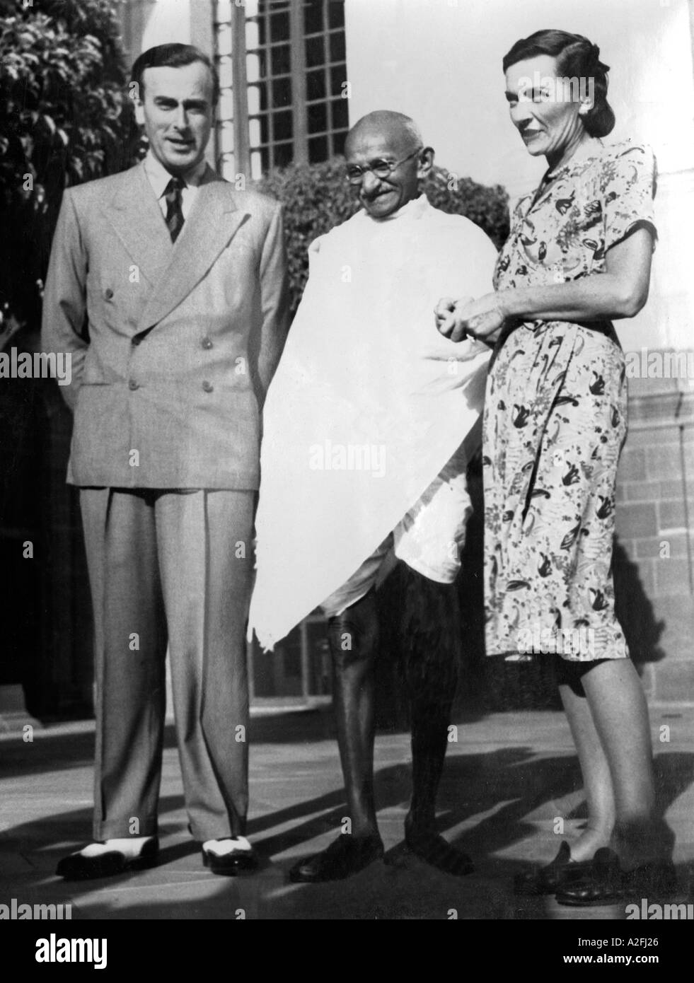 Mahatma Gandhi at his first meeting with British Viceroy Lord Mountbatten and his wife New Delhi India 31 March 1947 Stock Photo