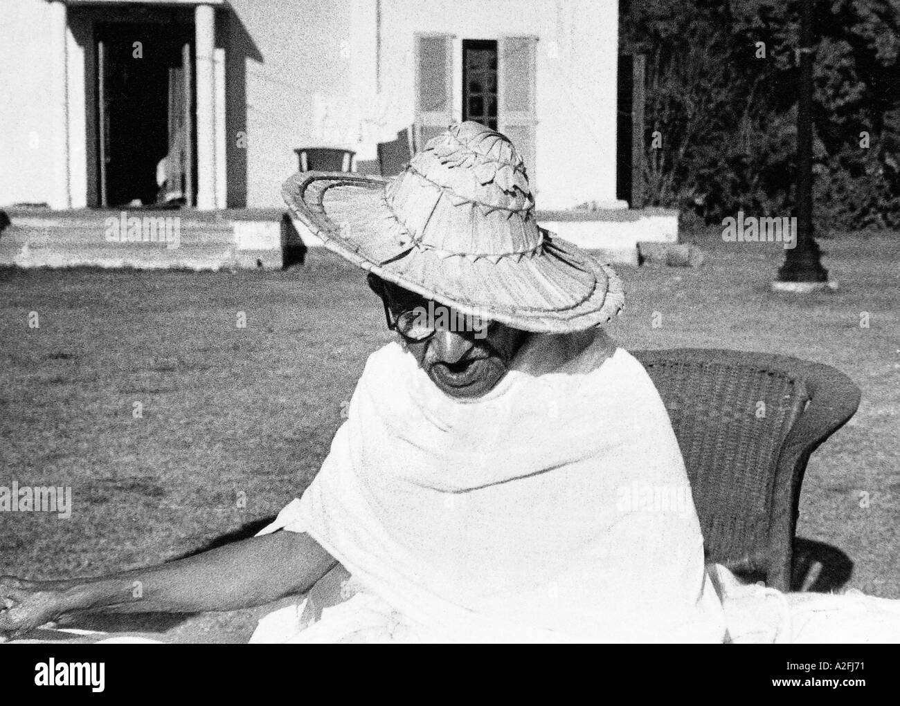 MKG33580 Mahatma Gandhi wearing a Noakhali hat whilst spinning at Birla House New Delhi India November 1947 Stock Photo