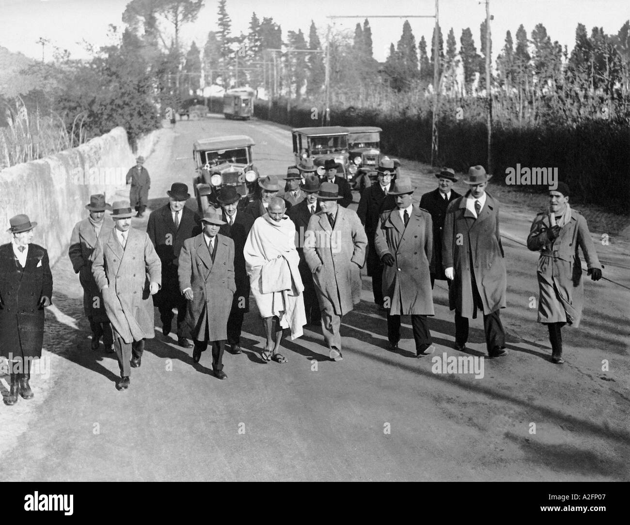Mahatma Gandhi walking with journalists in Rome Italy Europe December 1931 Stock Photo
