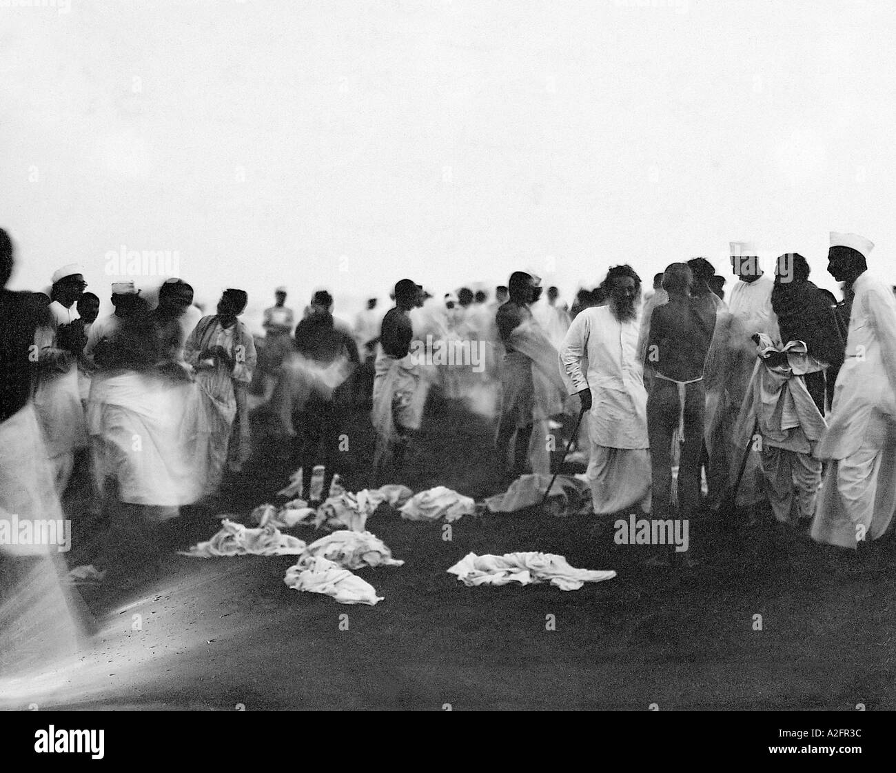 MKG33282 Mahatma Gandhi changing clothes on Dandi beach after bath in the sea on morning of 6 April 1930 Gujarat Gujrat India Stock Photo