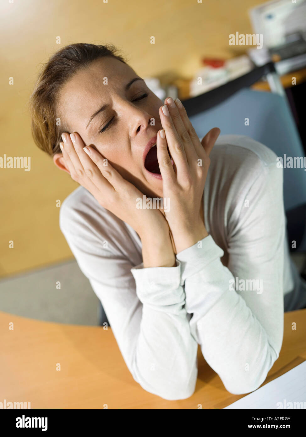 усталость. зевающий человек. человек потягивается и зевает. сонный человек за компьютером. усталость.