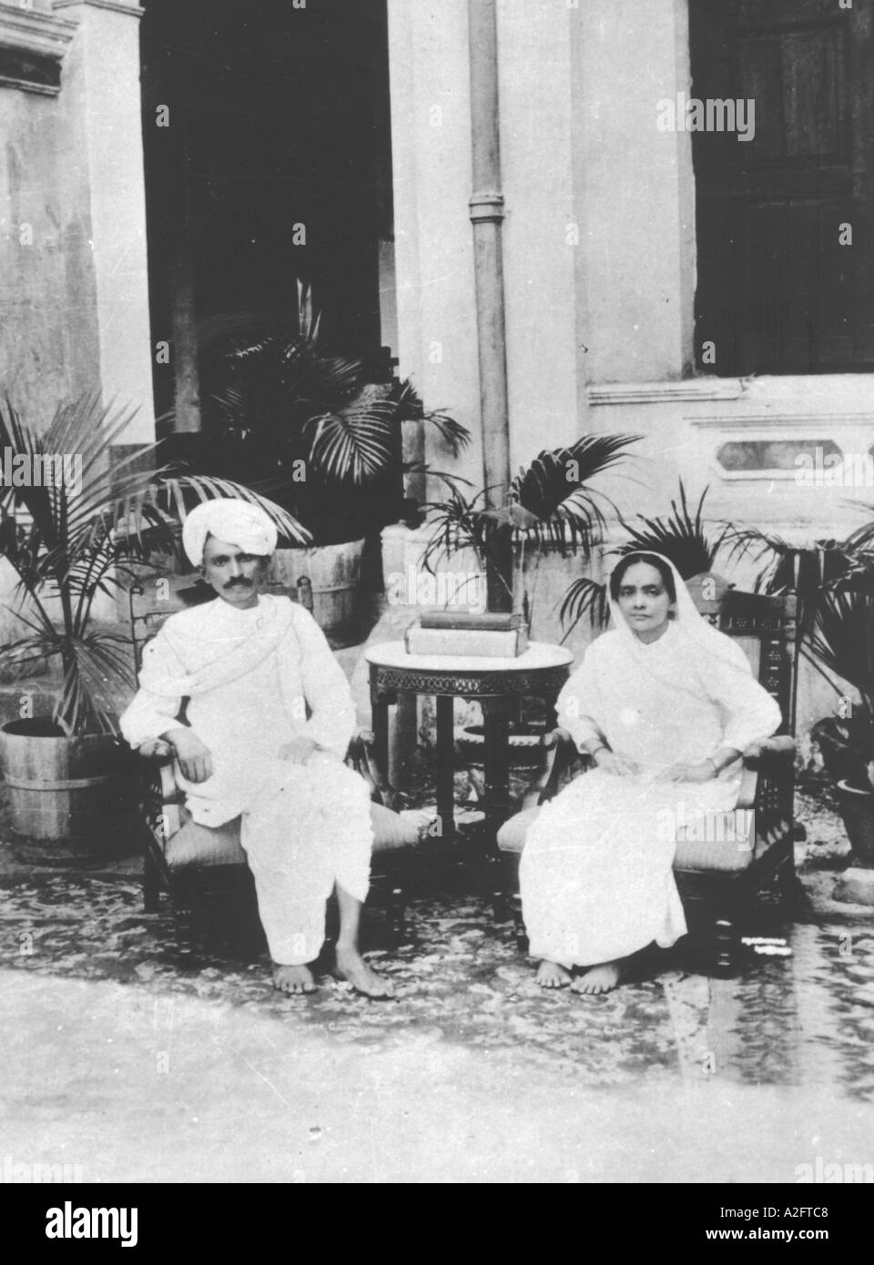 Mahatma Gandhi with his wife Kasturba 1915 Stock Photo