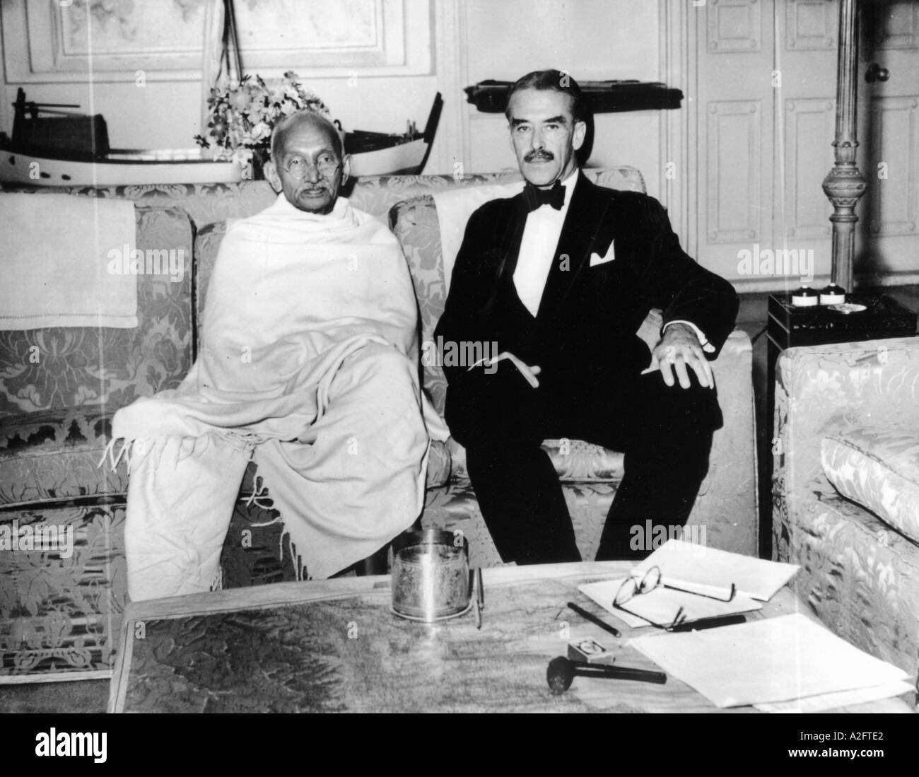MKG 33116 Mahatma Gandhi with R G Casey Governor of Bengal at Calcutta Kolkata West Bengal India 20 December 1945 Stock Photo
