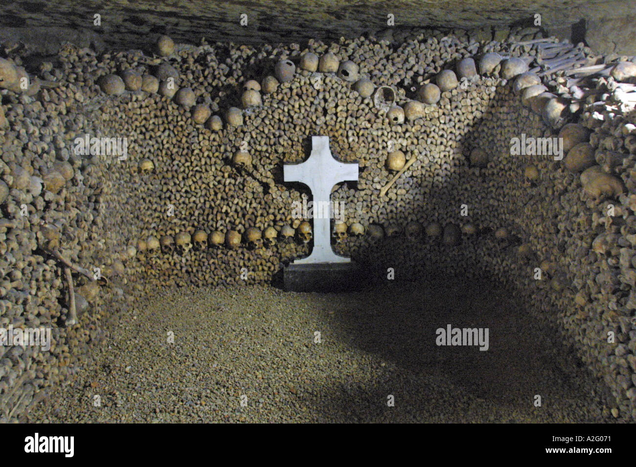 Bones and skulls lining a tunnel in Paris catacombs France Stock Photo - Alamy