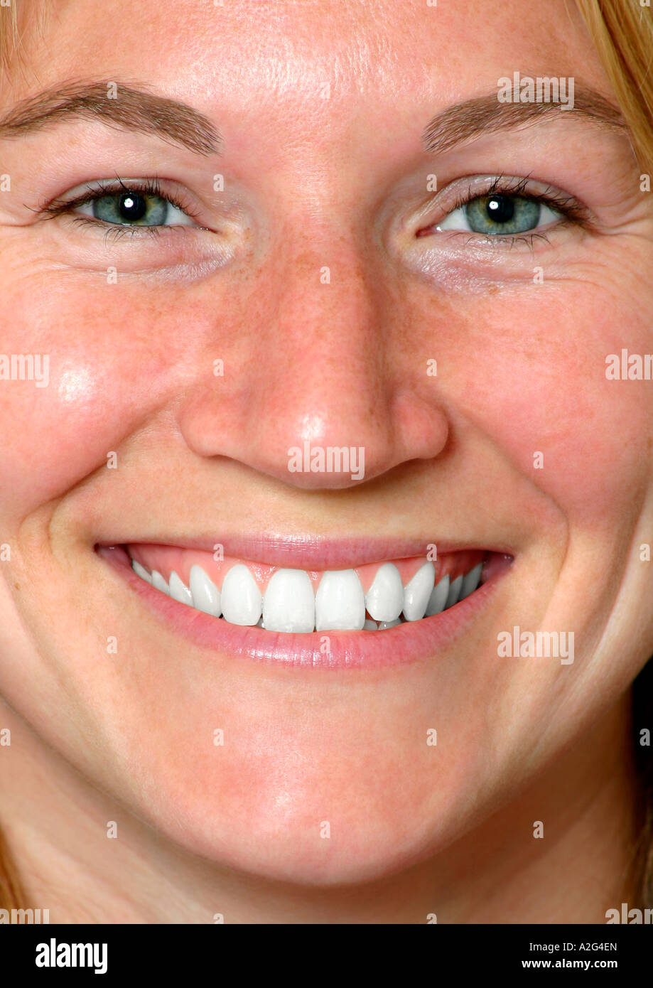 Smiling with teeth hi-res stock photography and images - Alamy
