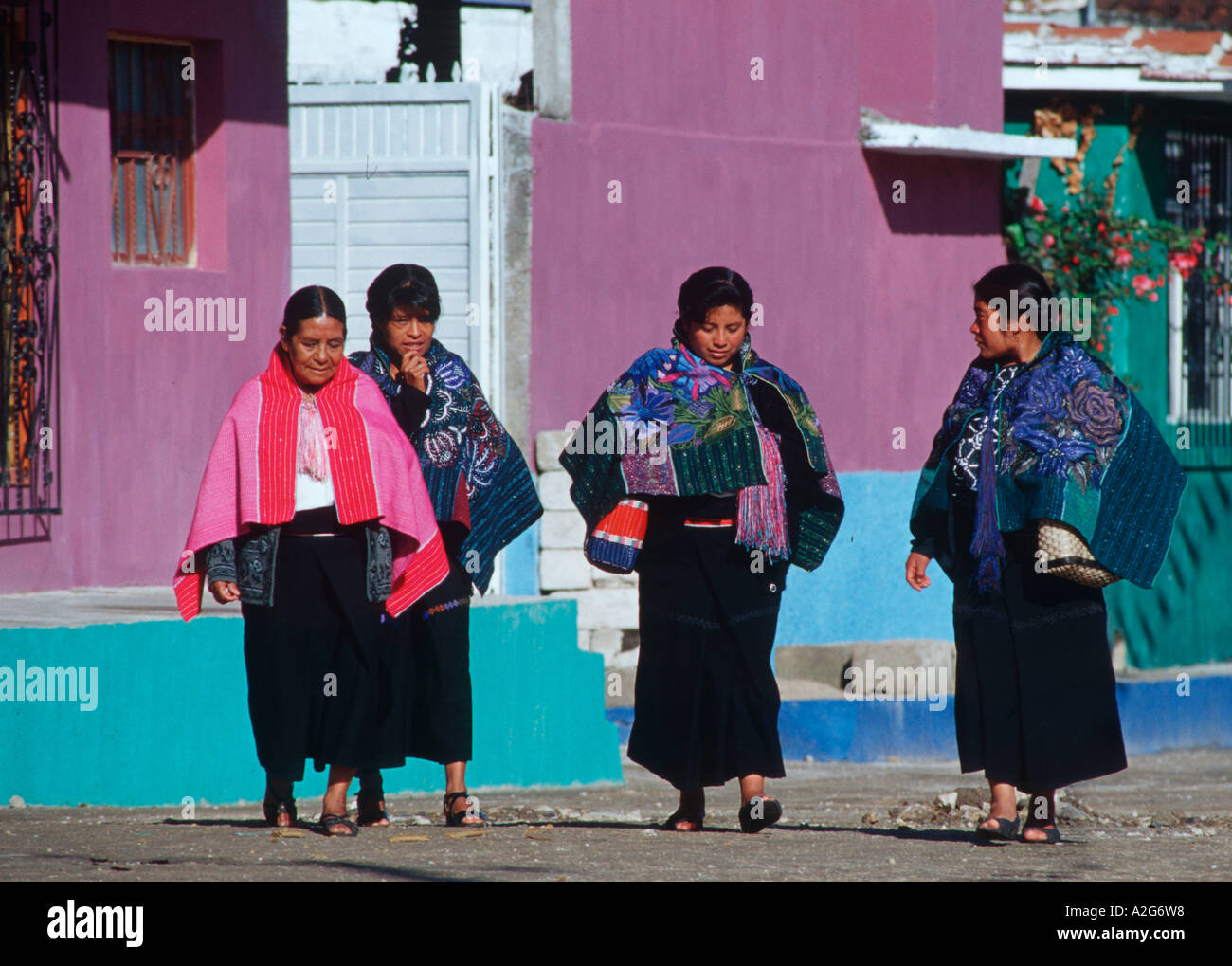 Mexico Chiapas Zinacantan The Tzotzil Mayan Women Of Zinacantan