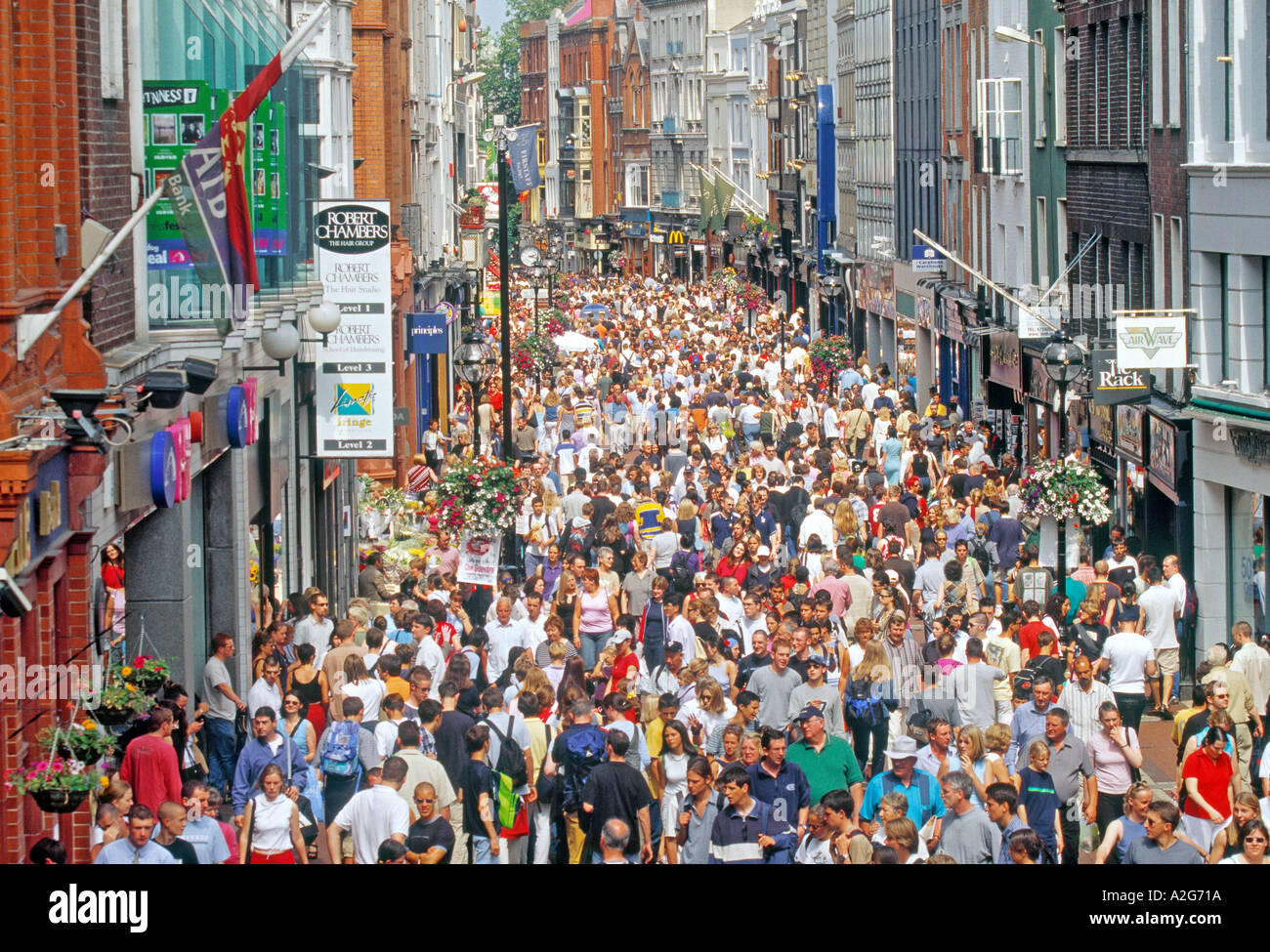 Crowded grafton street hi-res stock photography and images - Alamy